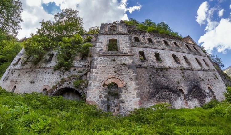 Οι Τούρκοι μετά την Παναγία Σουμελά αναστηλώνουν και τον Βαζελώνα