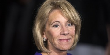 Υπουργός Παιδείας ΗΠΑ: Να οπλοφορούν οι δάσκαλοι στα σχολεία