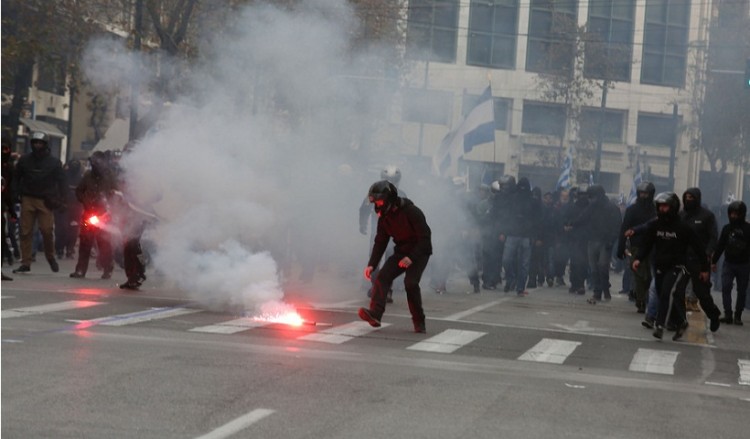 Επεισόδια στην Πανεπιστημίου – Ένταση και στα Εξάρχεια