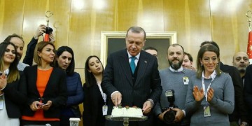 Τούρτα στον Ερντογάν για τα γενέθλιά του από δημοσιογράφους (βίντεο)