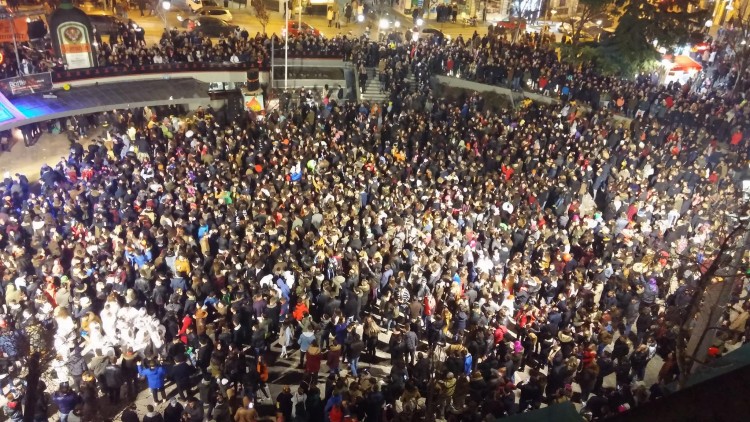 Άναψε ο «Φανός Λάκκος τ΄ Μάγγαν» στην Κοζάνη (βίντεο)