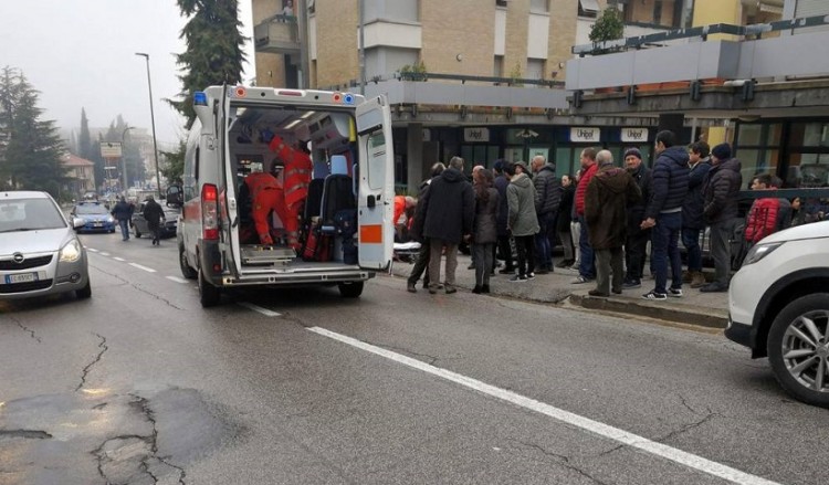 Ένοπλος άνοιξε πυρ στην Ιταλία, τραυματίζοντας τέσσερα άτομα