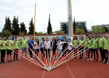 Πλαστικά καπάκια μετατρέπονται σε κοντάρια αθλητών του άλματος επί κοντώ!