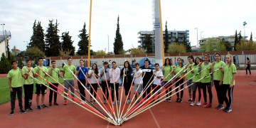 Πλαστικά καπάκια μετατρέπονται σε κοντάρια αθλητών του άλματος επί κοντώ!