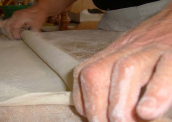 Η παραδοσιακή λευκαδίτικη κουλούρα την Κυριακή της Τυρινής (βίντεο)