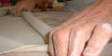 Η παραδοσιακή λευκαδίτικη κουλούρα την Κυριακή της Τυρινής (βίντεο)