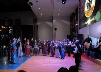 Τα παλικάρια των Ποντίων Ξάνθης χόρεψαν σέρρα για τα 353.000 θύματα της Γενοκτονίας (βίντεο)