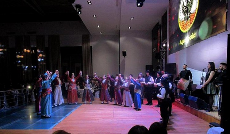 Τα παλικάρια των Ποντίων Ξάνθης χόρεψαν σέρρα για τα 353.000 θύματα της Γενοκτονίας (βίντεο)