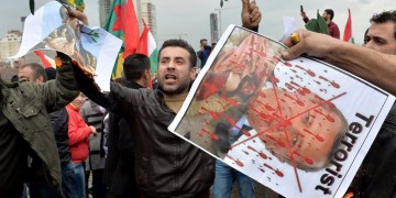 Δύο άνδρες μόνο μπορούν να σταματήσουν τον πόλεμο μεταξύ Τουρκίας και Κούρδων