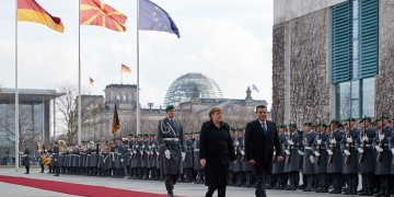 Μέρκελ σε Ζάεφ: Ιστορική στιγμή η επίσκεψη Τσίπρα στα Σκόπια