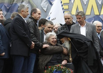 Τι απαντά ο Μίκης Θεοδωράκης στις επικρίσεις για το συλλαλητήριο της Αθήνας