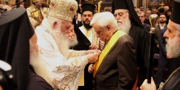 Ο Μεγαλόσταυρος του Αποστόλου Παύλου στον Προκόπη Παυλόπουλο