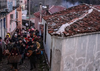 Μυτιλήνη: Αναβίωσε το έθιμο της «περικεφαλαίας»