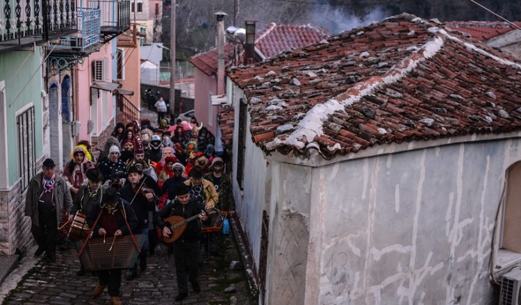 Μυτιλήνη: Αναβίωσε το έθιμο της «περικεφαλαίας»