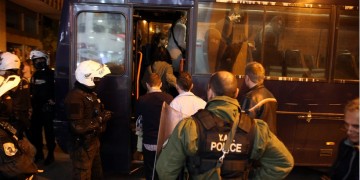 Προσαγωγές μελών του Ρουβίκωνα από εκδήλωση του ΣΥΡΙΖΑ στο ΕΒΕΑ