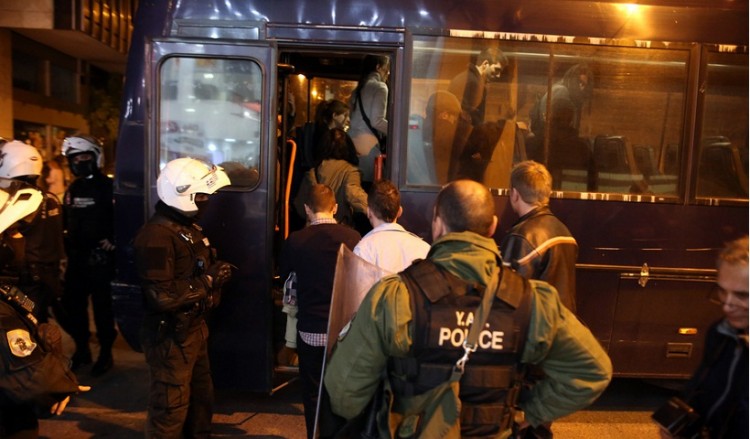 Προσαγωγές μελών του Ρουβίκωνα από εκδήλωση του ΣΥΡΙΖΑ στο ΕΒΕΑ