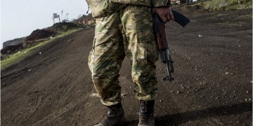 HRW: Τούρκοι συνοριοφύλακες πυροβολούν Σύρους που εγκαταλείπουν εμπόλεμες ζώνες