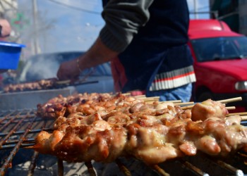 Τόνοι σκουπιδιών και πλήθος κλοπών την Τσικνοπέμπτη στη Θεσσαλονίκη (βίντεο)
