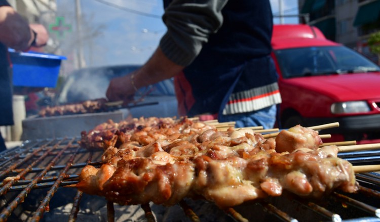 Τόνοι σκουπιδιών και πλήθος κλοπών την Τσικνοπέμπτη στη Θεσσαλονίκη (βίντεο)