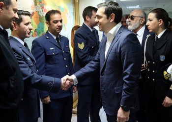 Τσίπρας στον κυβερνήτη του «Γαύδος»: Έδειξες ψυχραιμία και γενναιότητα