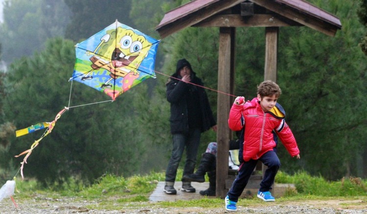 Καιρός: Υψηλές για την εποχή θερμοκρασίες, τοπικές βροχές το βράδυ
