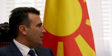 Ο Ζάεφ πρόσφερε… γη και ύδωρ στην αντιπολίτευση για να στηρίξει το δημοψήφισμα