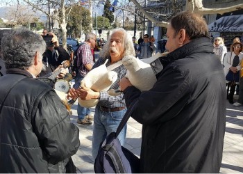 Παγκόσμια Ημέρα Άσκαυλου: Οι τσαμπούνες ξεσήκωσαν την Διονυσίου Αρεοπαγίτου (βίντεο)
