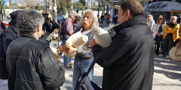 Παγκόσμια Ημέρα Άσκαυλου: Οι τσαμπούνες ξεσήκωσαν την Διονυσίου Αρεοπαγίτου (βίντεο)