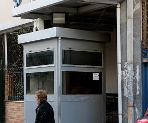 Οι «Ένοπλες Επαναστατικές Δυνάμεις» έριξαν τη χειροβομβίδα στο ΑΤ Καισαριανής