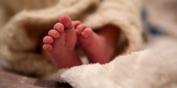 Covid-19: Τα μωρά έως τριών μηνών συνήθως έχουν μόνο πυρετό, χωρίς αναπνευστικά προβλήματα