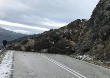 Μεγάλη κατολίσθηση στο Μέτσοβο – Στα δύο η παλιά εθνική οδός (φωτο)