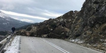 Μεγάλη κατολίσθηση στο Μέτσοβο – Στα δύο η παλιά εθνική οδός (φωτο)