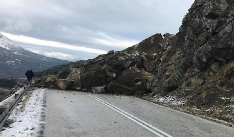 Μεγάλη κατολίσθηση στο Μέτσοβο – Στα δύο η παλιά εθνική οδός (φωτο)