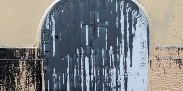 Καταδρομική επίθεση με μπογιές σε εκκλησία στην Αθήνα (φωτο)