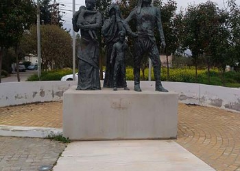 Βεβήλωσαν το μνημείο Γενοκτονίας των Ποντίων στην Ελευσίνα