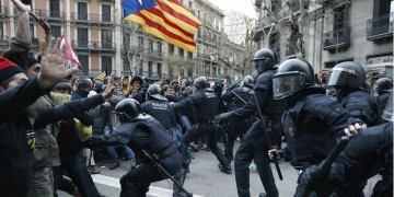 Βαρκελώνη: Συγκρούσεις μεταξύ διαδηλωτών και αστυνομικών για τη σύλληψη Πουτζδεμόν