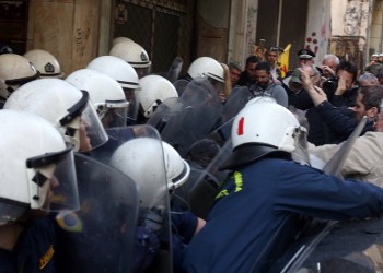 Απρόκλητη βία ενάντια σε διαδηλωτές κατά των πλειστηριασμών καταγγέλλει η ΛΑΕ