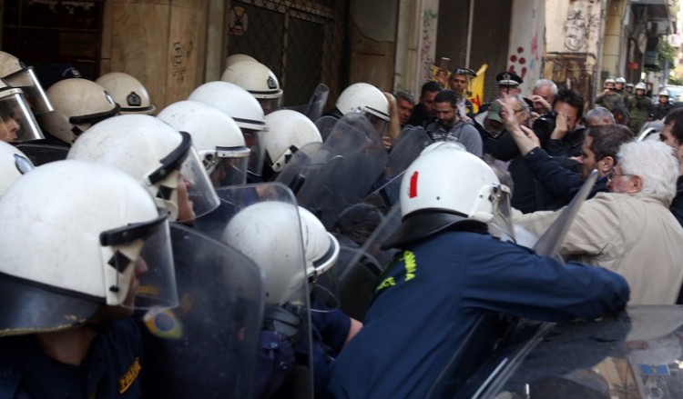 Απρόκλητη βία ενάντια σε διαδηλωτές κατά των πλειστηριασμών καταγγέλλει η ΛΑΕ