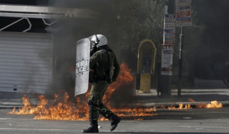 Επεισόδια στον Πειραιά κοντά σε χώρο εκδήλωσης με ομιλητή τον Τσακαλώτο