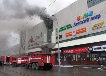 Σκηνές απόγνωσης στο φλεγόμενο εμπορικό κέντρο στο Κεμέροβο της Ρωσίας – Δεκάδες οι νεκροί και οι τραυματίες