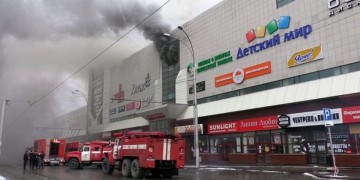Σκηνές απόγνωσης στο φλεγόμενο εμπορικό κέντρο στο Κεμέροβο της Ρωσίας – Δεκάδες οι νεκροί και οι τραυματίες