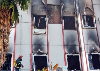 Υπό μερικό έλεγχο η πυρκαγιά στη ΔΟΥ Λάρισας