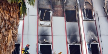 Υπό μερικό έλεγχο η πυρκαγιά στη ΔΟΥ Λάρισας