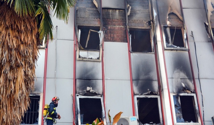 Υπό μερικό έλεγχο η πυρκαγιά στη ΔΟΥ Λάρισας