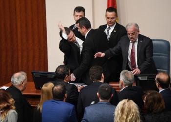 Πόλεμος στα Σκόπια για την αλβανική γλώσσα – Κόντρα Ιβάνοφ-Ζάεφ (βίντεο)