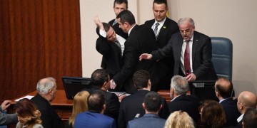 Πόλεμος στα Σκόπια για την αλβανική γλώσσα – Κόντρα Ιβάνοφ-Ζάεφ (βίντεο)