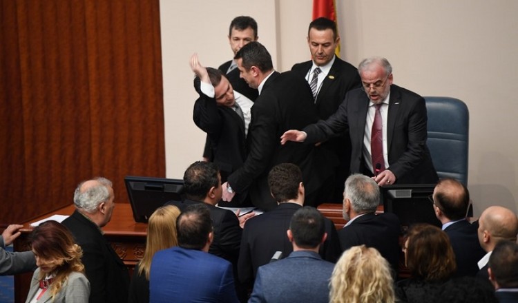 Πόλεμος στα Σκόπια για την αλβανική γλώσσα – Κόντρα Ιβάνοφ-Ζάεφ (βίντεο)