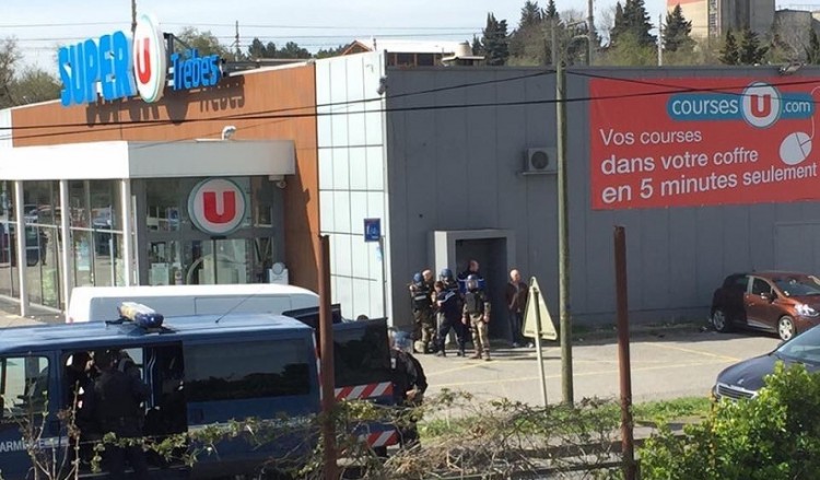 Συναγερμός στη Γαλλία – Ένοπλος κρατά ομήρους σε σούπερ μάρκετ