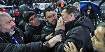 Αναβολή στη δίκη του 27χρονου οπαδού του ΠΑΟΚ που πέταξε το ρολό στον Όσκαρ Γκαρθία