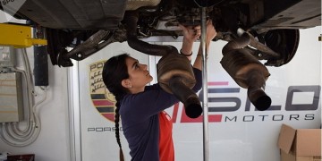 Λιβανέζα καλλονή επισκευάζει Πόρσε σε συνεργείο αυτοκινήτων στη Βηρυτό (φωτο)